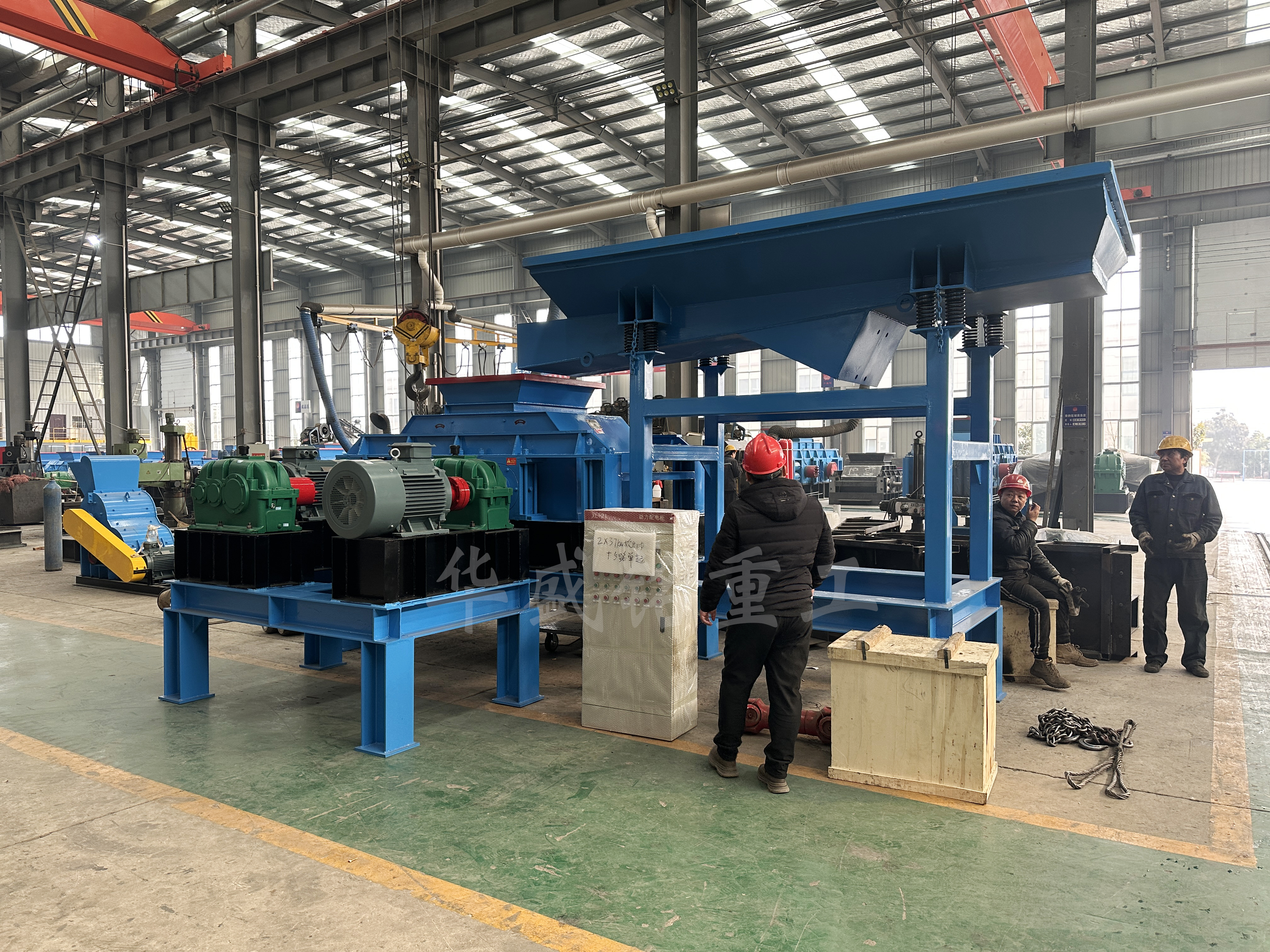 石英石破碎設(shè)備眾多，為何狼牙齒輥破碎機(jī)脫穎而出？