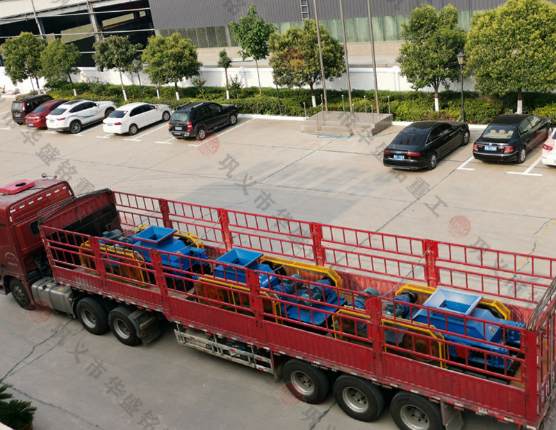三臺400x600小型對輥破碎機(jī)發(fā)貨現(xiàn)場